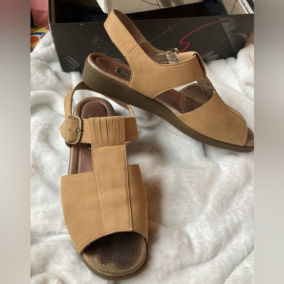 Easy Spirit Tan Leather Sandals - Picture 6 of 11